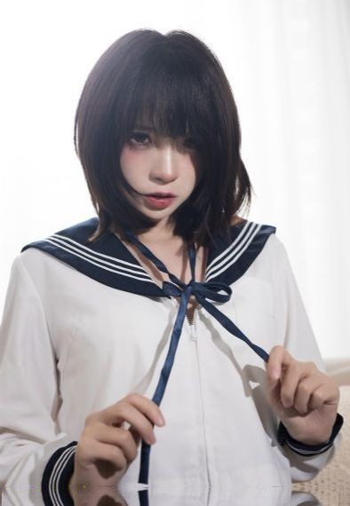 美女在床上打扑克